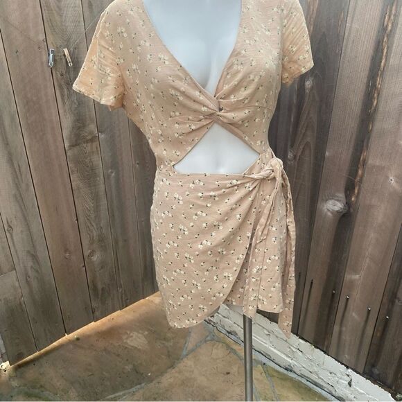 MAJORELLE Evelyn Dress in Tan Ditsy size medium - Picture 6 of 12